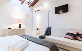 Hellenhost - Gran Via